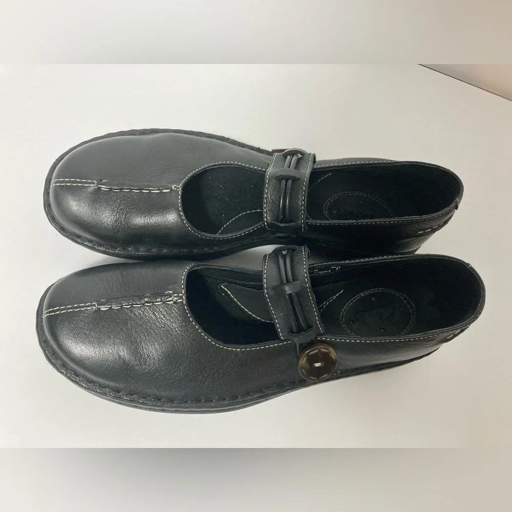 Clarks black leather Mary Jane shoes button strap 6 1/2 M top stitch details